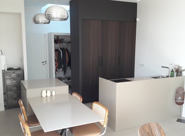 installation et pose d'une cuisine moderne marron à salon-de-provence