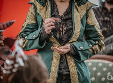 Création unique faite pour un dragon vert dont le costume présente des broderies et du brocard