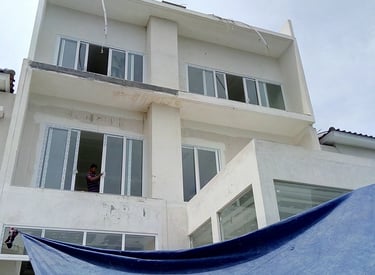 Pemasangan kusen, jendela dan pintu uPVC di proyek Pantai Indah Kapuk Jakarta Utara