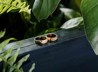 Fotografía macro de detalle de anillos de bodas rodeados de plantas verdes en Quito, Ecuador 