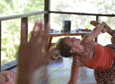 una mujer con un vestido de flores haciendo yoga
