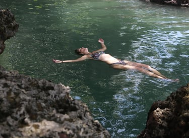 una mujer en bikini nadando en el agua