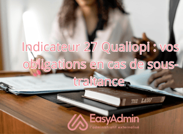 Photo de deux personnes qui regardent des papiers administratifs sur un bureau