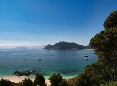 Voiliers au mouillage aux Iles Cies en Galice en Espagne