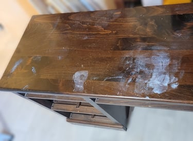 Bureau en pin massif avec plateau abîmé