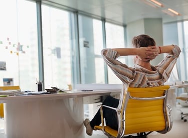 Führungskraft bei achtsamer Pause – Stress auf der Arbeit achtsam bewältigen.