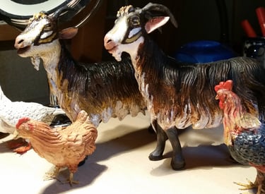 animali del presepe napoletano: oche, galline, capre.