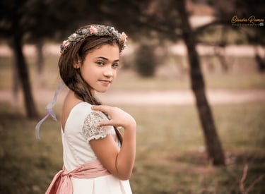 niña primera comunión con diadema de flores