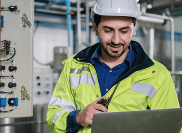 Técnico de mantenimiento utilizando nuestra plataforma