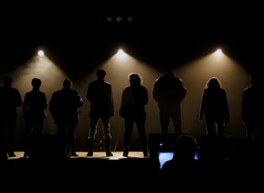 Des chanteurs sur une scène de spectacle 