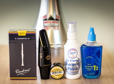 différents accessoires destinés aux instruments à vent, tels que des anches, de l'huile pour piston