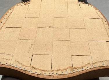 Un fauteuil crapaud à l'envers pour montrer le sangle sur le fond