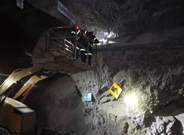 Técnicos de OSVE instalando antenas wifi6 en interior de mina