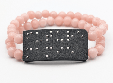 Bracelet double rangé de perles en Opale de Chine arborant une plaquette braille Future mamie