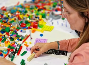 Mujer sosteniendo un bloque de Lego