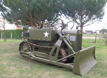  Le bulldozer Clark Airborne CA-1 sort d’un planeur Waco CG-4 Hadrian après un atterrissage, prêt à 