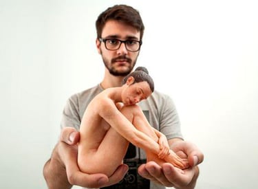 Público admirando as esculturas durante o horário de visitação gratuito na CAIXA Cultural SP.
