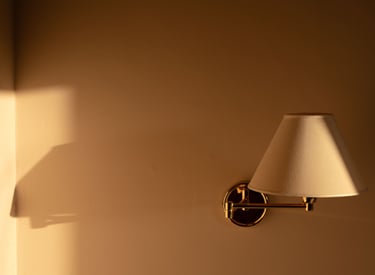 Ombra di una lampada di design nella camera da letto