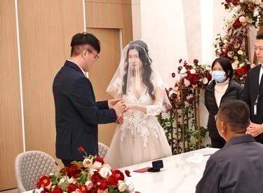香港婚禮新娘化妝跟妝服務-我們提供全程貼身跟妝服務,從新娘子出門、男家入門、證婚、外影、晚宴迎賓、新人進場到晚宴敬酒的所有婚禮環節,我們都盡心為新娘子提供貼心+貼身的跟妝服務