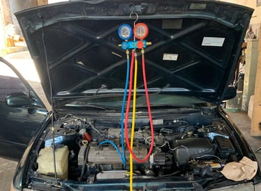 carro na Oficina Mecânica Anchieta sendo medido a pressão do ar condicionado