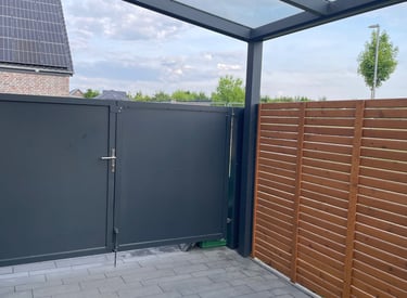 Tor aus Metall mit Sichtschutz – individuelle Maßanfertigung im Metallbau