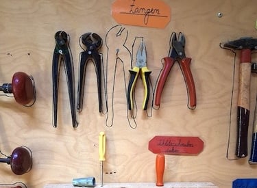 Werkzeugwand mit Zangen in der Kinderwerkstatt