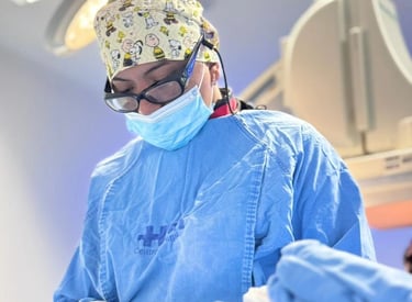 Una persona con una bata quirúrgica está realizando un procedimiento quirúrgico