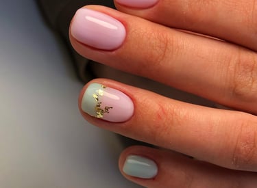 Dvispalviai nagai papuošti auksu