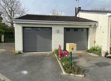 Maison avec deux portes de garage