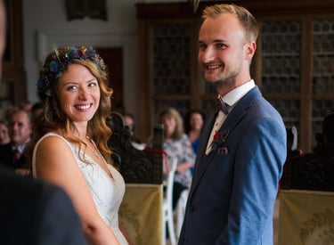 Brautpaar bei Hochzeit Zeremonie Ringtausch während Hochzeitsfotografie