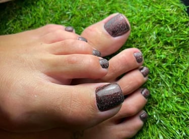 Klientei padarytas vasariškas pedikiūras su ryškiu geliniu laku