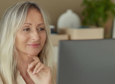 Valeria Angeletti, wellness coach di Metabolika, mentre assiste un cliente in videochat