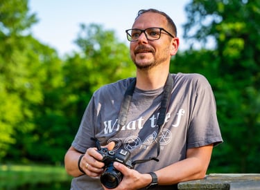 Nico Kehder im Park mit Kamera bei Sonnenschein