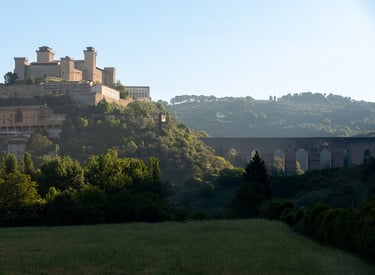 vista dell'ingresso della città di Spoleto con Hotel Gattapone sotto la rocca albornoziana e davanti il Ponte delle Torri