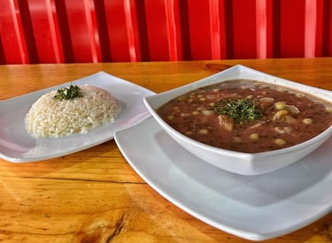 Sopa de pajarilla acompañada de arroz blanco