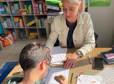 image d'une activité logopédique présentant divers outils et les nombreux jeux d'apprentissages 