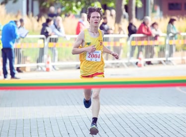 Tarptautinio Nidos Pusės Maratono 2025 2km jaunuolių bėgimo nugalėtojas