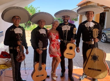 Mariachi para cumpleaños en Madrid interactuando con invitados