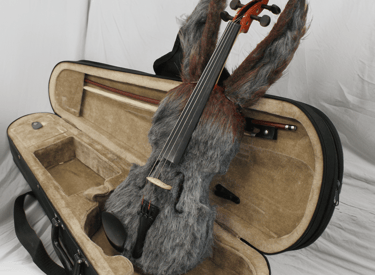 Trabajo modificando un violín. Obra referencial al "Carnaval de los animales"·