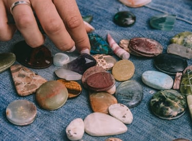 Selección manual de piedras preciosas pulidas y cristales.