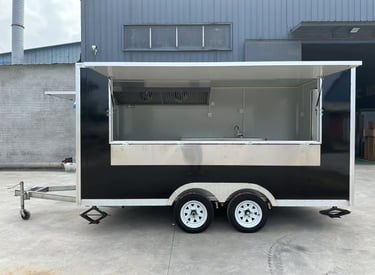 Intérieur du foodtrailer Box, plan de travail en acier inoxydable, éclairage LED, prises électriques et aménagement ergonomiq