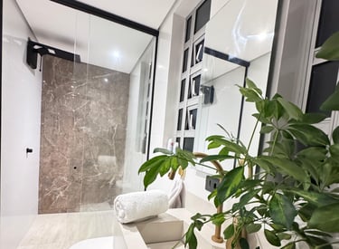 Espaço sofisticado, limpo e organizado