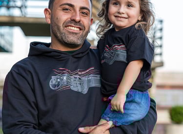 murilo e sua filha maria usando roupas da loja