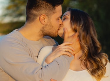 Paar küsst sich innig im goldenen Sonnenlicht am See. Romantisches Verlobungsfoto: Just Perspectives.