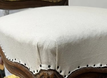 Garniture d'une chaise recouverte d'une toile blanche