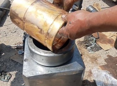 Técnico EMI realizando mantenimiento de martillo hidráulico