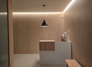 Recepción y sala de espera en Ikaika Salud Albacete, espacio acogedor y profesional.