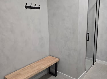 Vestuarios y duchas en Ikaika Salud Albacete, modernos y confortables para pacientes.