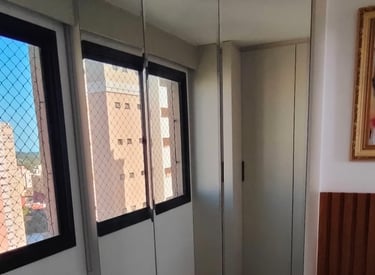 Guarda-roupas com porta de espelho