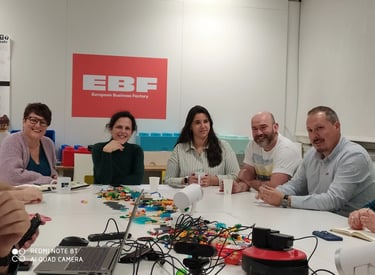 Grupo de facilitadores alrededor de una mesa